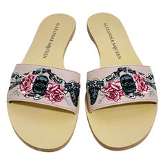 Alexander McQueen Slides aus Leder mit aufgesticktem Totenkopf