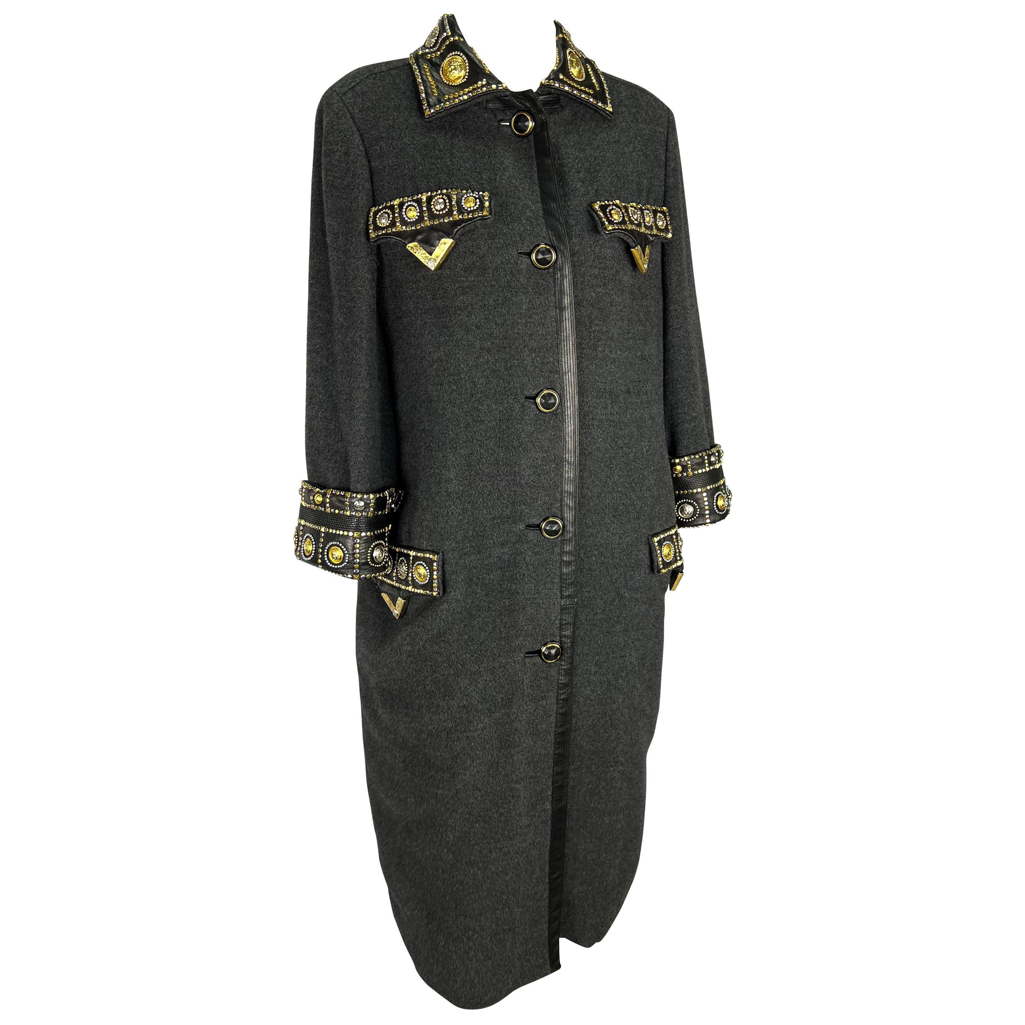 A.M.F. 1992 Gianni Versace 'Miss S.M.' Trench in lana con borchie in passerella