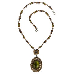 Collier médaillon Henry en perles avec pendentif en forme de clou