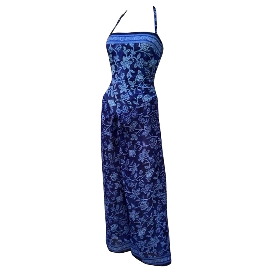 Ce magnifique petit ensemble de vacances se compose d'un maillot de bain sans bretelles à imprimé floral indigo et bleu (composé de 84 % de nylon et de 16 % de lycra) et d'un tour de cou amovible pour plus de sécurité, le cas échéant. Associé à une
