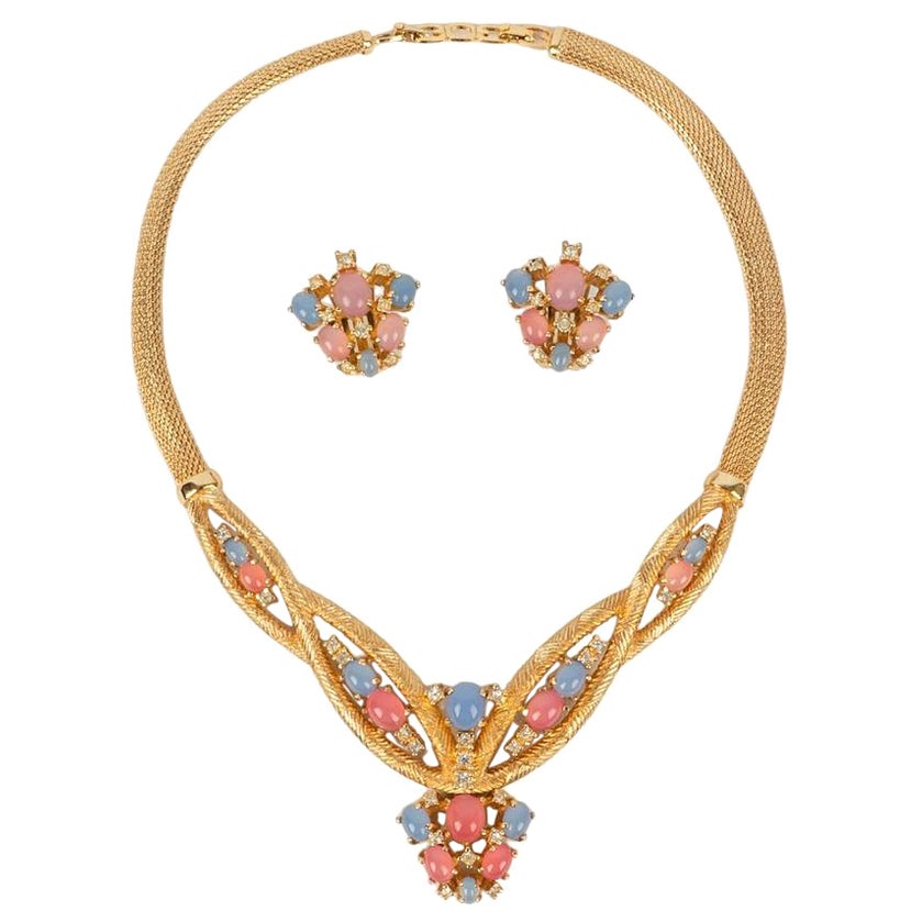 Grossé Set aus Halskette und Ohrringen aus Goldmetall, Strass und Glaspaste im Angebot
