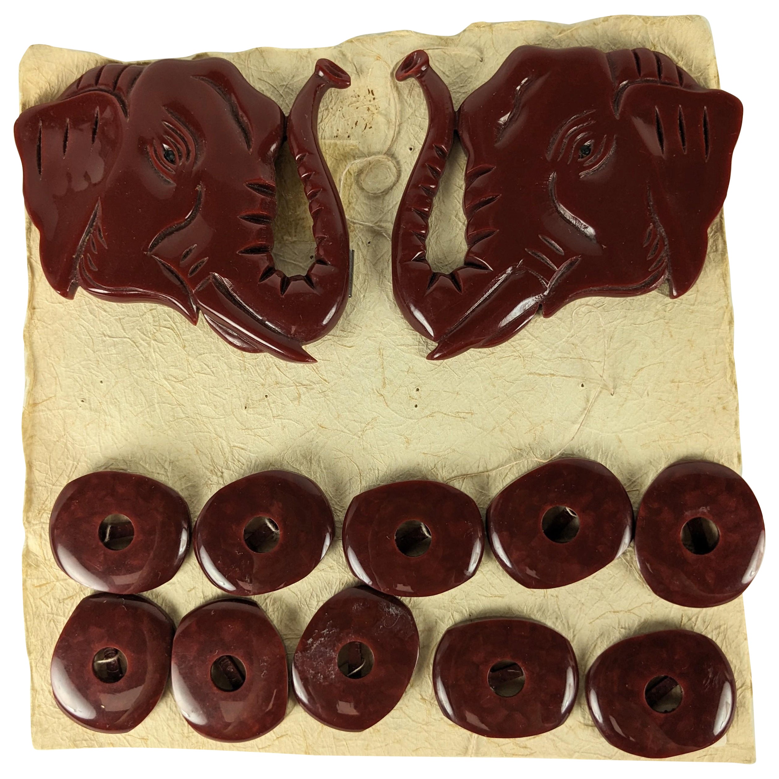Geschnitztes Elefantenkleid aus Bakelit im Art déco-Stil im Angebot