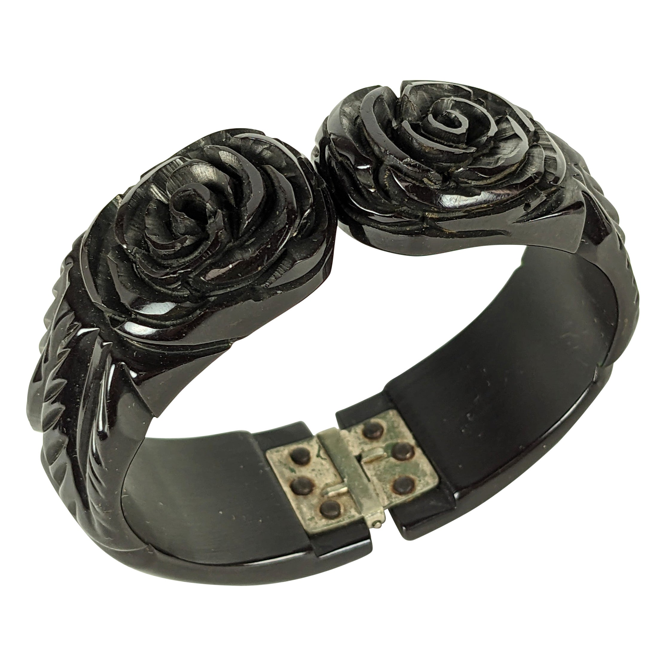Art-Déco-Armband aus Bakelit mit geschnitztem Rosenverschluss im Angebot