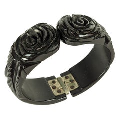 Bracelet à pinces Art déco en bakélite sculptée en forme de rose