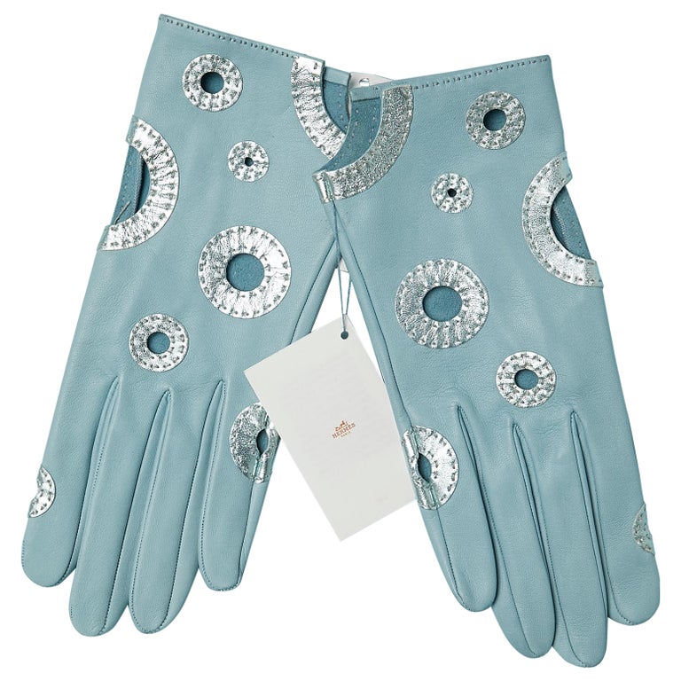 Blassblaue und metallische Lederhandschuhe Hermès ( Neu mit Etikett) im  Angebot bei 1stDibs
