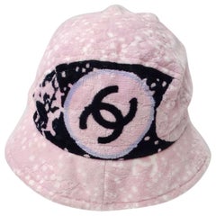 Chapeau seau en tissu éponge rose CC de Chanel