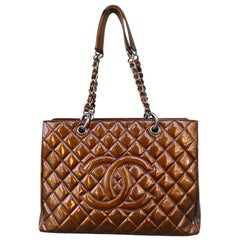 Chanel Große Einkaufstasche aus bronzefarbenem Lackleder