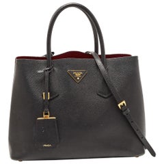 Tote media a doppio manico in pelle Saffiano Cuir nera di Prada