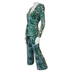 Diane Von Furstenberg chemisier et pantalon à imprimé léopard vert de la fin des années 70 