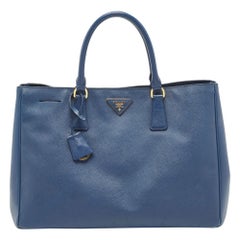 Prada - Grand sac à main en cuir Saffiano Lux - Bleu marine