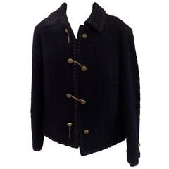 Schwarze Jacke mit Klappverschluss