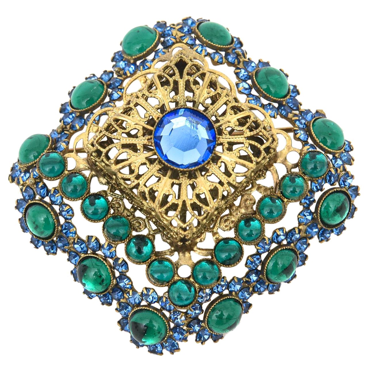 Broche vintage Hattie Carnegie poinçonnée en métal doré, verre vert et bleu  en vente