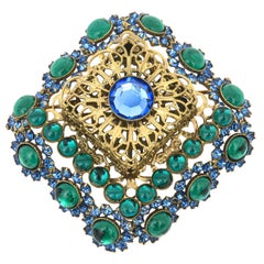 Broche vintage Hattie Carnegie poinçonnée en métal doré, verre vert et bleu 