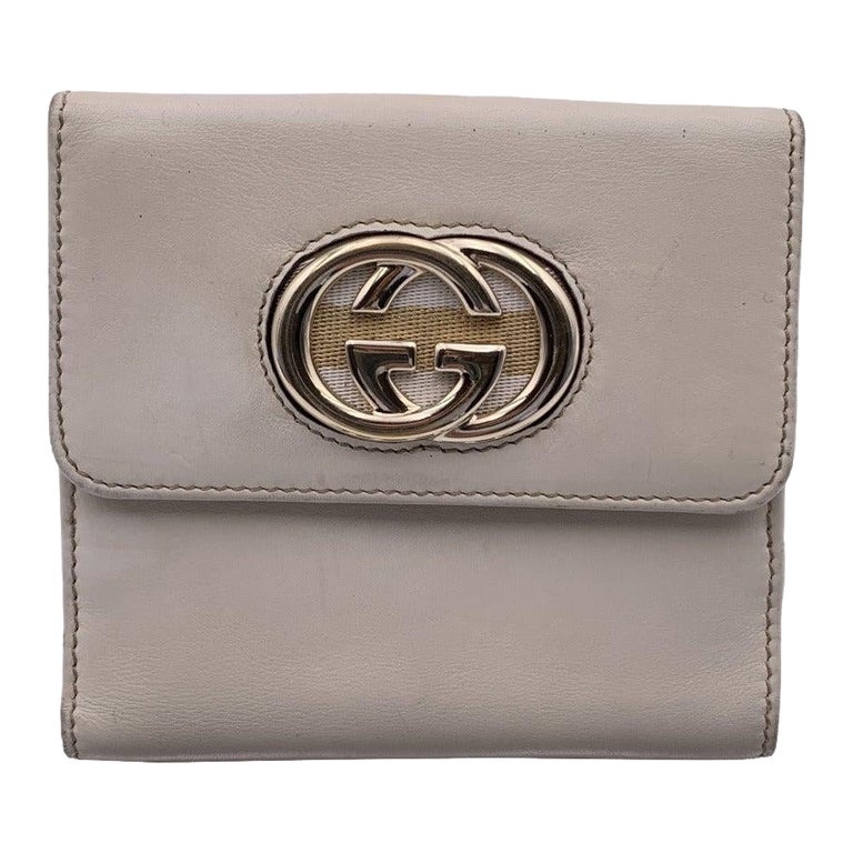 Portafoglio compatto Gucci in pelle beige chiaro con logo GG in vendita su  1stDibs