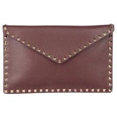 Valentino Damen Burgunderfarbenes genarbtes Leder Nietenbesetzte Umschlag Clutch