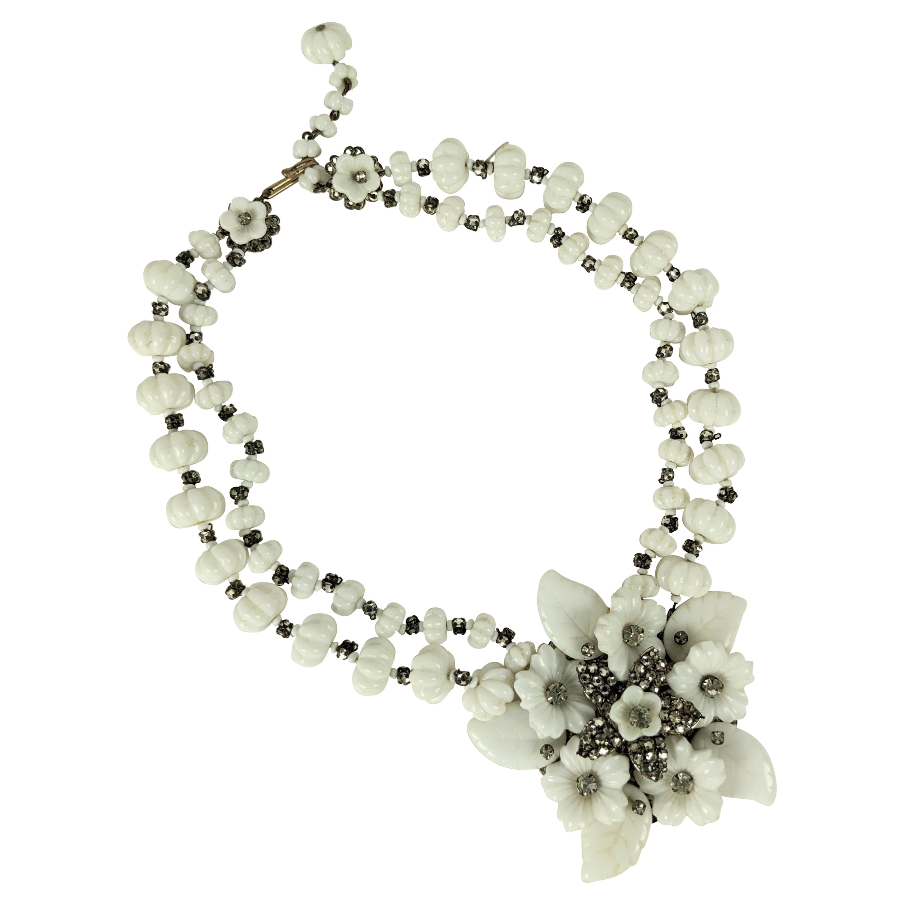 Collana con ciondolo a forma di fiore in vetro latte di Miriam Haskell in vendita