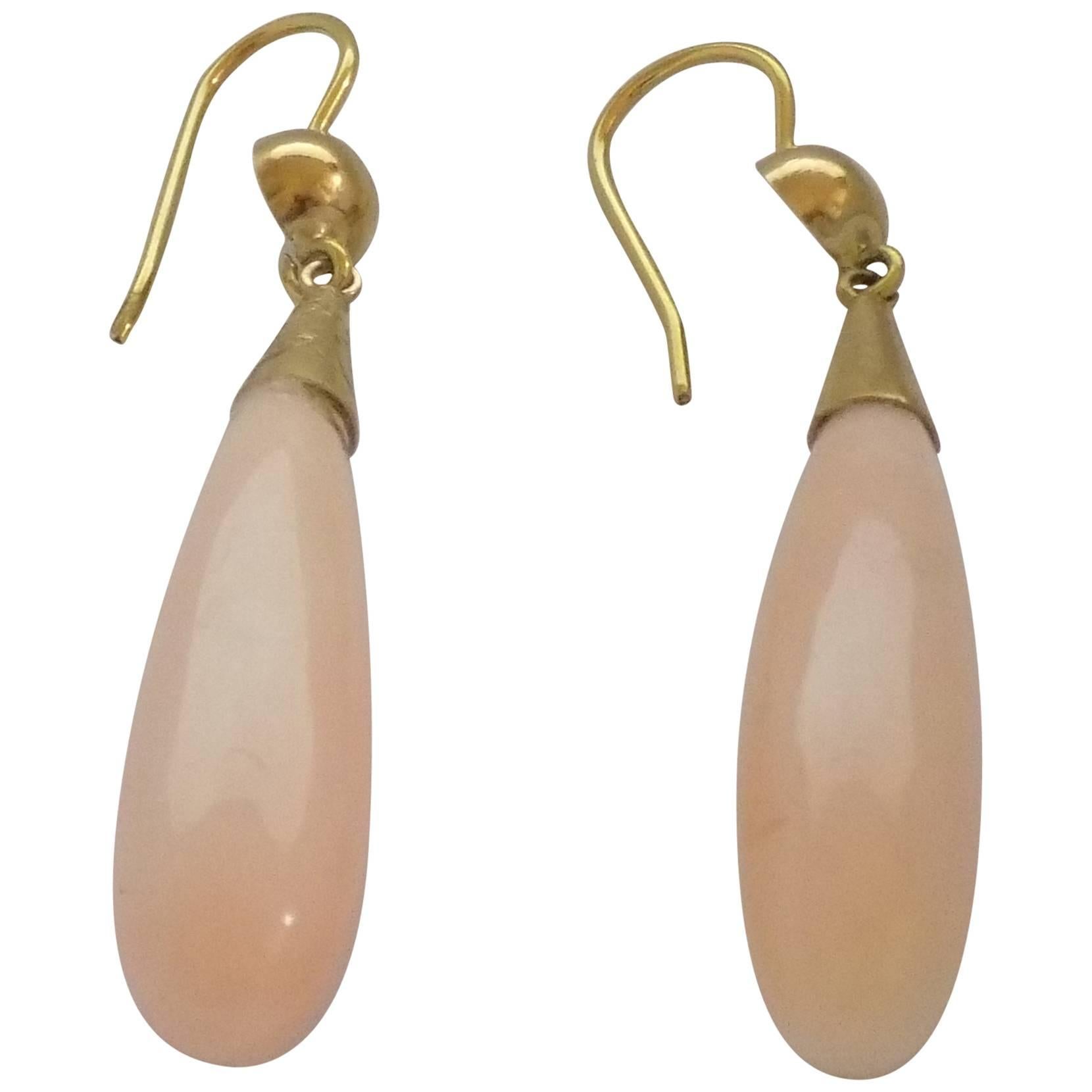 Ohrringe aus 18 Karat Gold mit rosa Korallen im Angebot