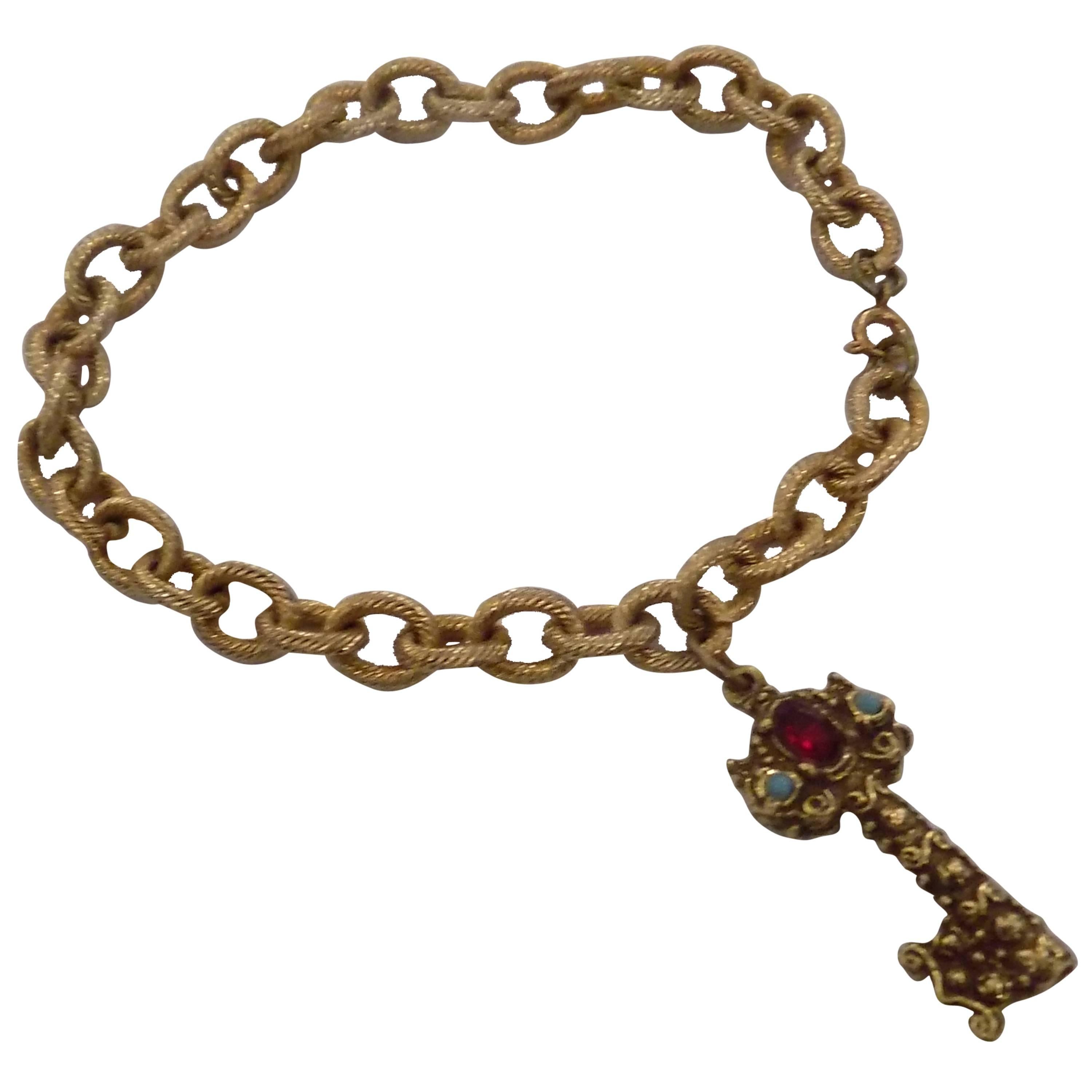 Goldfarbenes Armband im Vintage-Stil