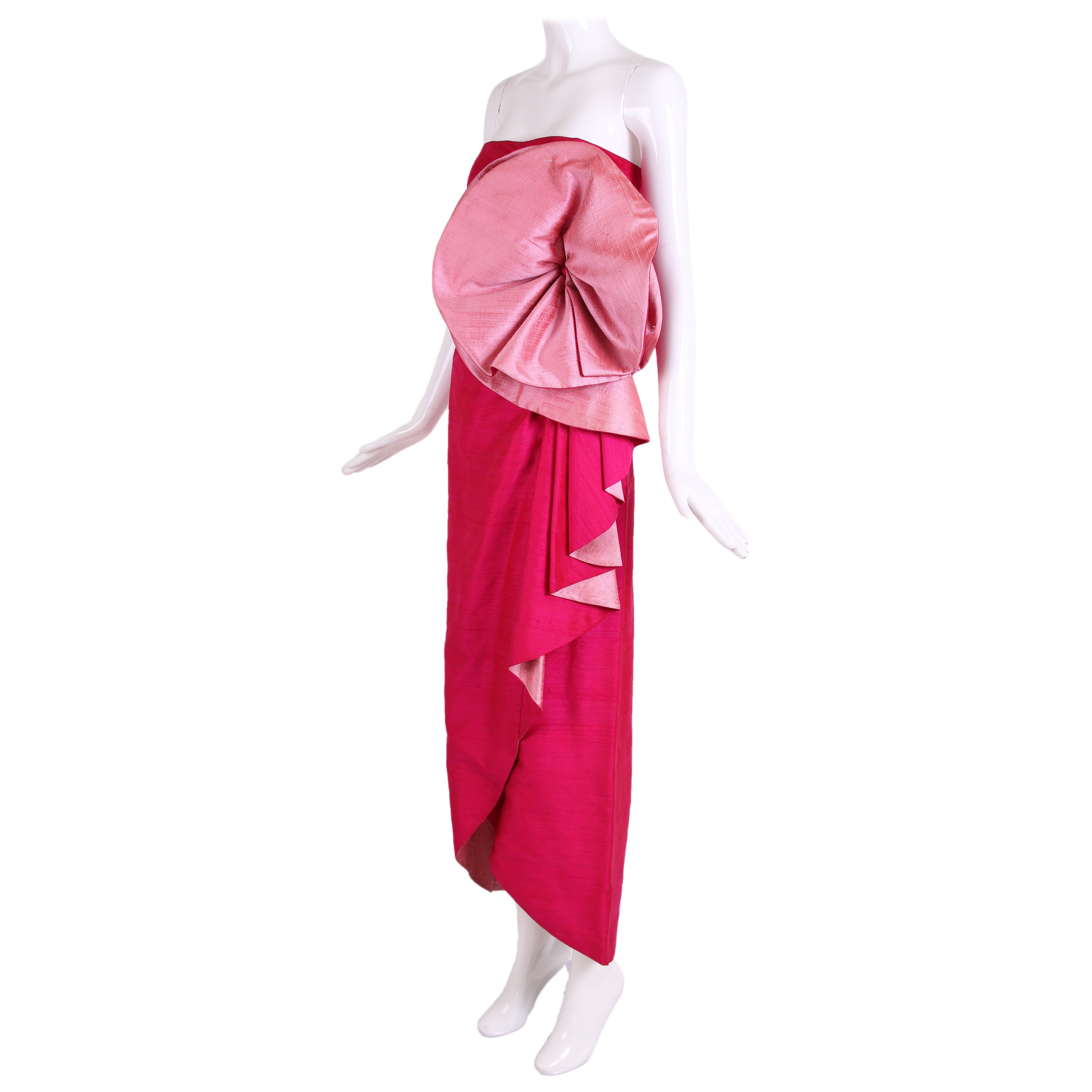 Ca. 1980 Roberto Capucci Trägerloses Abendkleid aus Fuchsia Seiden-Shantung mit Schärpe im Angebot