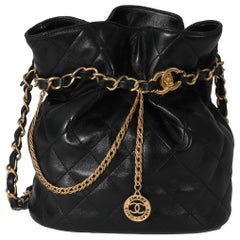 Chanel 23S Kleine Eimertasche aus schwarzem Lammfell