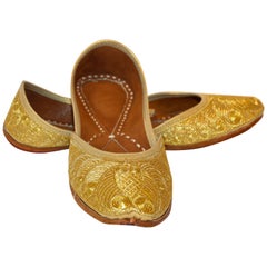 Chaussures indiennes en cuir avec broderie dorée des années 1970 Taille 9