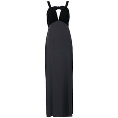 1989 Yves Saint Laurent Abendkleid aus Seide und Samt mit Schlüssellochöffnung am Hals