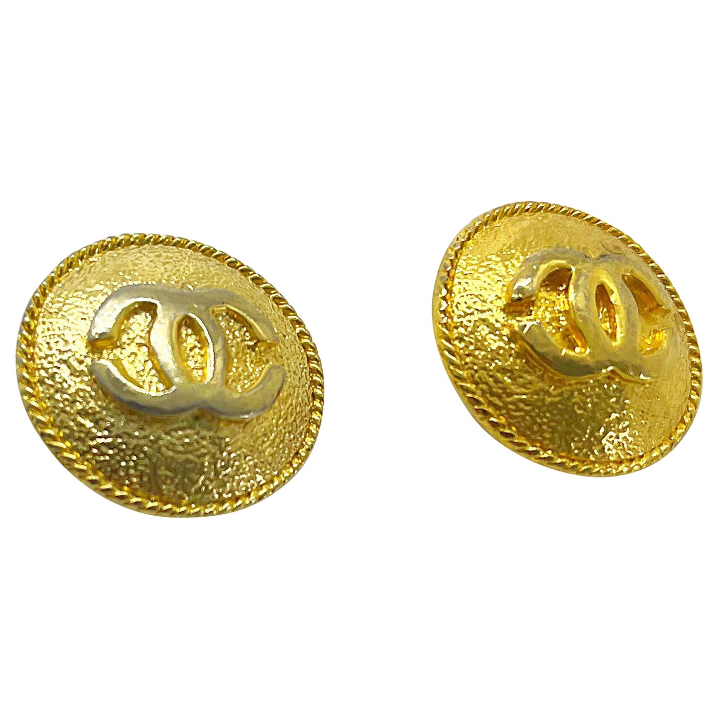 Vintage Chanel CC Logo Embossed Large Gold Buttons Charms For Sale