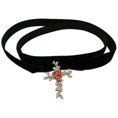 CHRISTIAN LACROIX Vintage-Anhänger mit Blumenkreuz und Juwelen