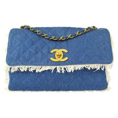 Sac à bandoulière Classic Flap Maxi Chain de Chanel en denim indigo