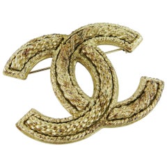 Broche logo Jumbo de Chanel