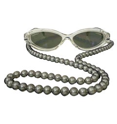Occhiali da sole Chanel in lucite e perle
