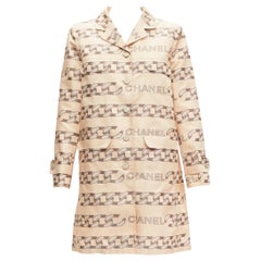 Seltene CHANEL 01A Vintage Laufsteg-Manteljacke mit Logo-Kette FR42 in Beige und Grau