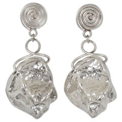 Pendientes Brutalistas Colgantes de Metal Plateado