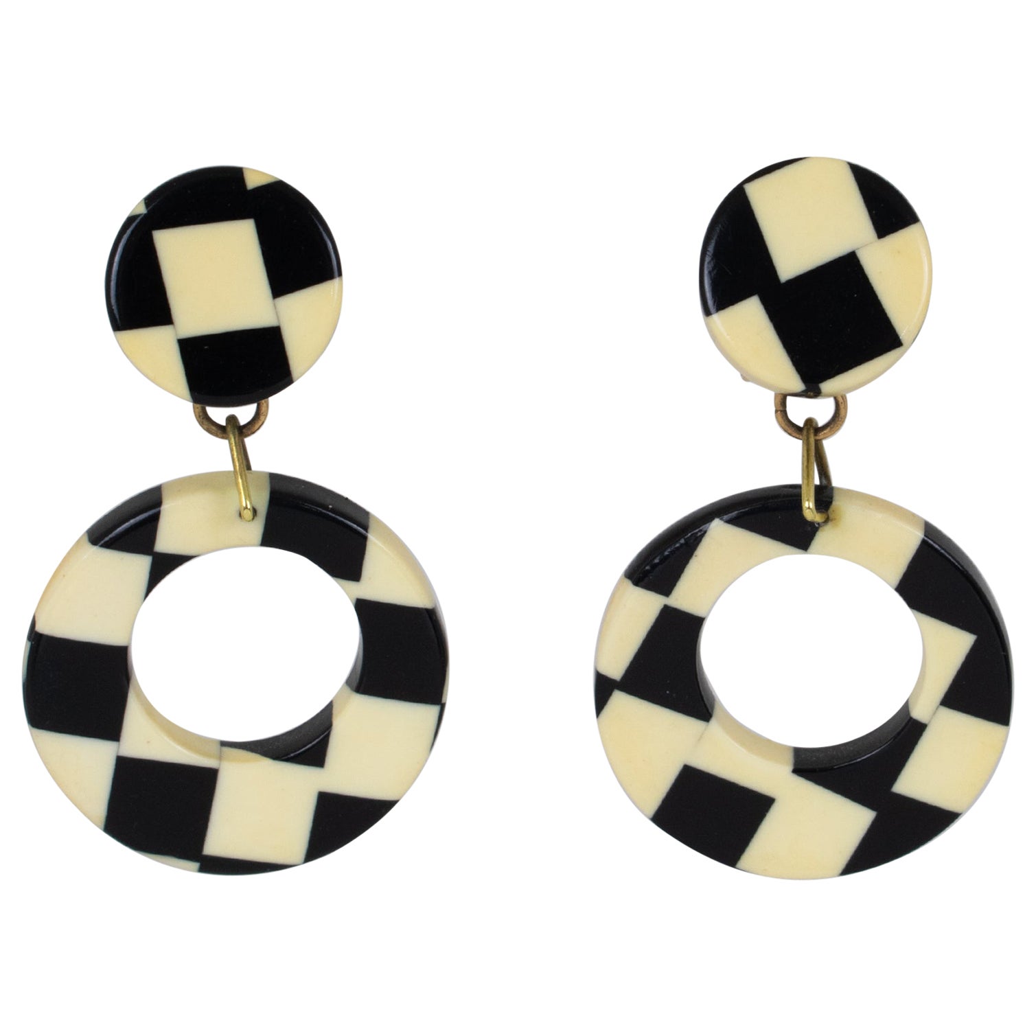Pop Art 1960er baumelnde Clip-Ohrringe mit schwarzem und weißem Schachbrett Galalith im Angebot