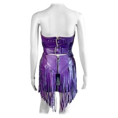 Versace F/S 2023 Laufsteg Ungetragenes Leder-Minikleid mit Fransen und Schnallen in Violett