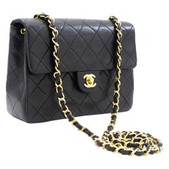 CHANEL Mini sac bandoulière carré à bandoulière en chaîne noire matelassée