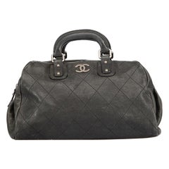 Chanel Women's 2005 Vintage Schwarz Kaviar Leder Outdoor Ligne Bowler Tasche