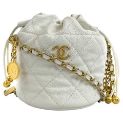 CHANEL - NEU Mini-Bucket Bag - Weißes Kaviarleder / Gold 10 Münzen CC Umhängetasche