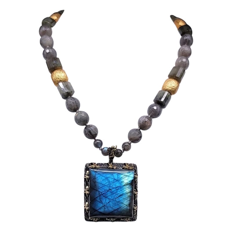 Collier A.Jeschel Brillant Labradorite avec un pendentif étonnant. en vente