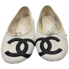 Vend tilbage Blive kold lejer Chanel White and Black Pleated Cambon Leather Ballet Flat at 1stDibs | chanel  cambon ballet flats, chanel cambon ballerina flats, chanel cambon flats