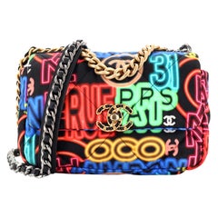 Sac à rabat Chanel 19 matelassé en tissu imprimé graffiti de taille moyenne