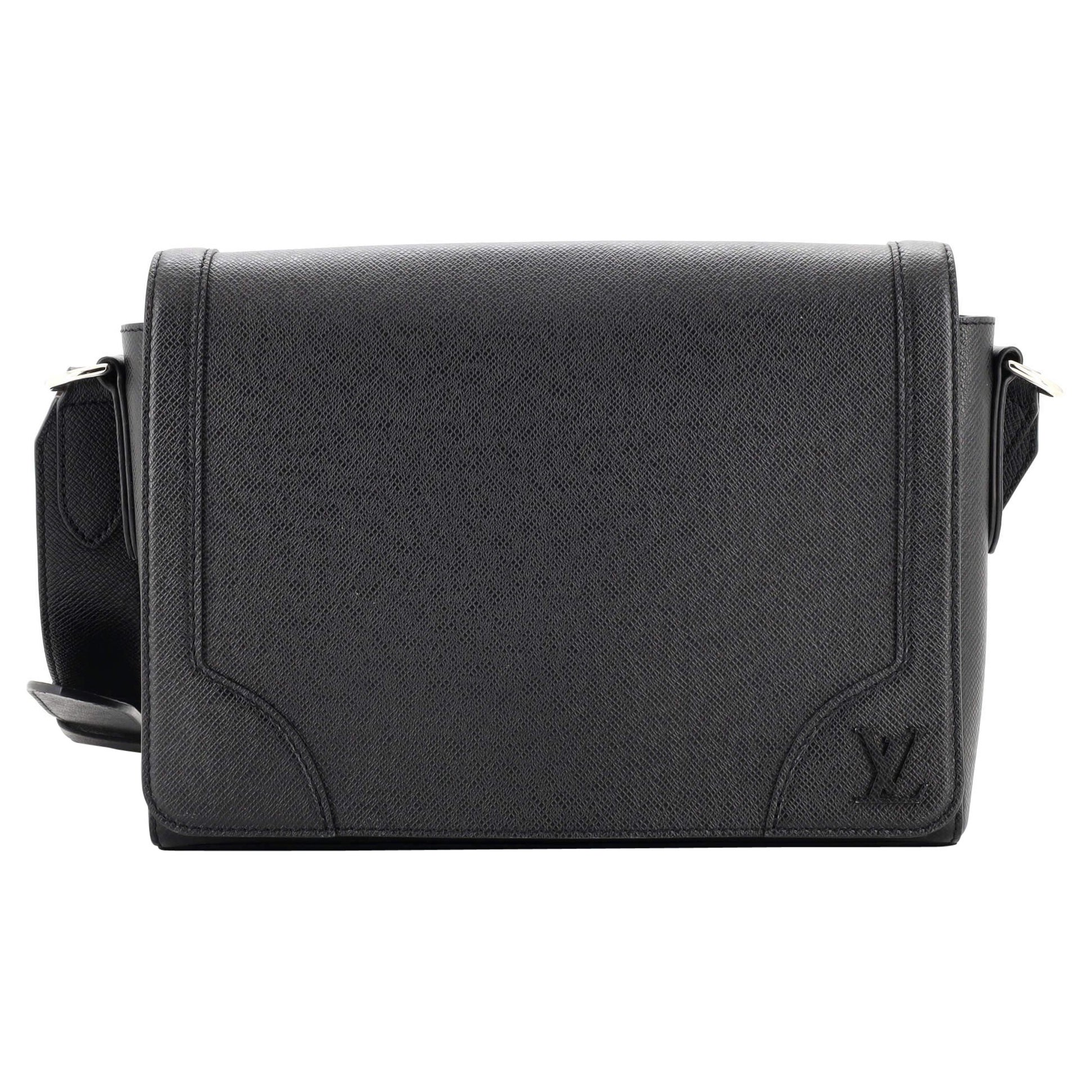 Pre-owned Louis Vuitton Taiga Roman Mm Crossbody Bag In Grey