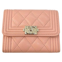 Boy Trifold Flap Compact Brieftasche von Chanel