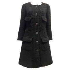 Chanel 2013 robe manteau en tweed bouclé noir avec détails CC boutons. 