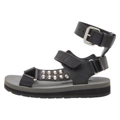 Prada Sandali piatti in pelle nera e gomma con borchie punk alla caviglia misura 37,5