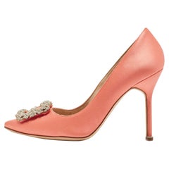 Manolo Blahnik Orangefarbene Hangisi-Pumps aus Satin Größe 38