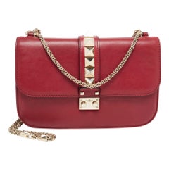 Valentino - Sac à rabat Rockstud Glam Lock en cuir rouge de taille moyenne