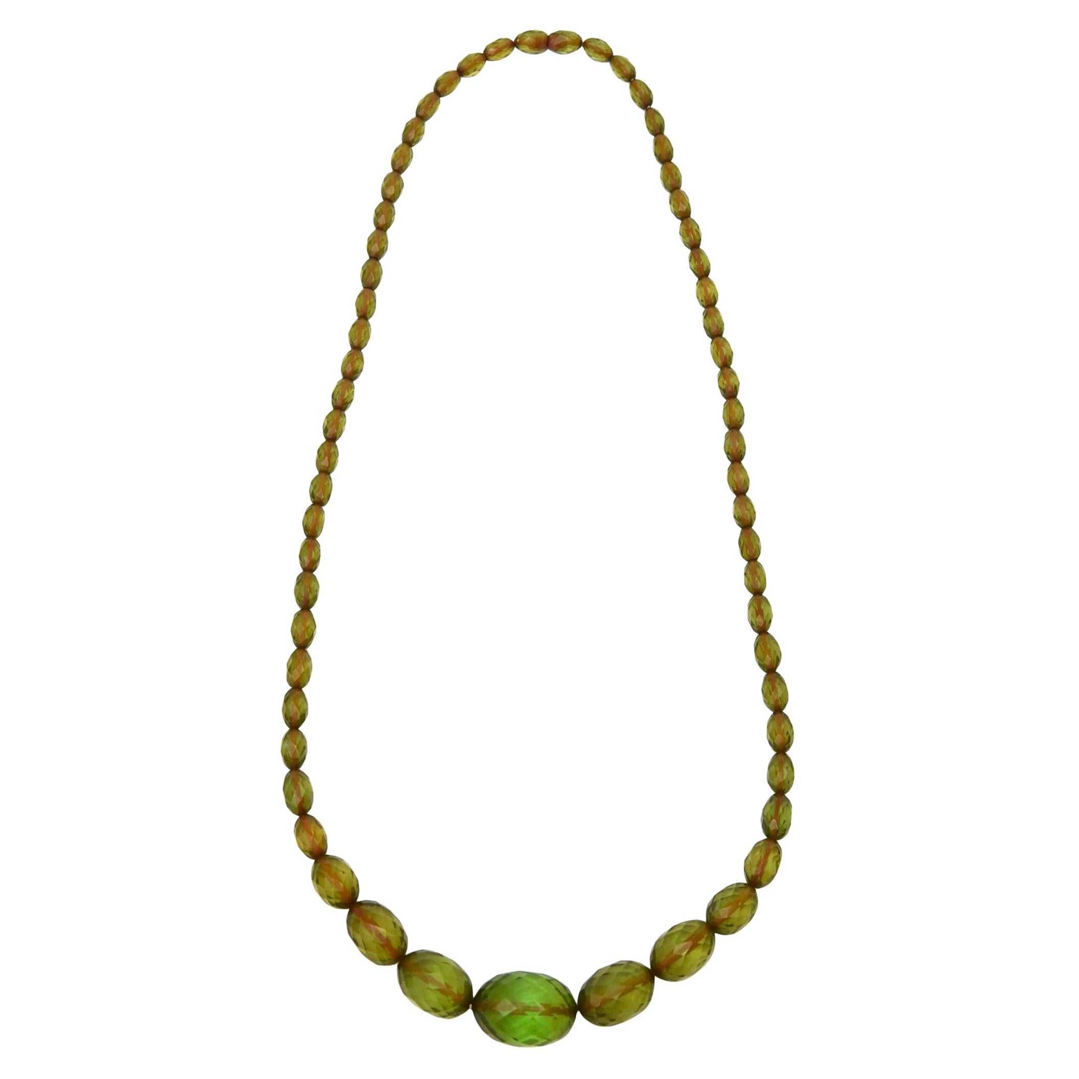 Collier vintage à facettes en résine verte chartreuse et diamants