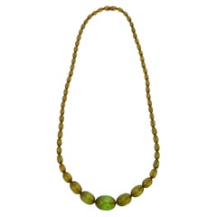 Chartreuse Facettierte Halskette aus grünem Harz mit Diamanten Vintage