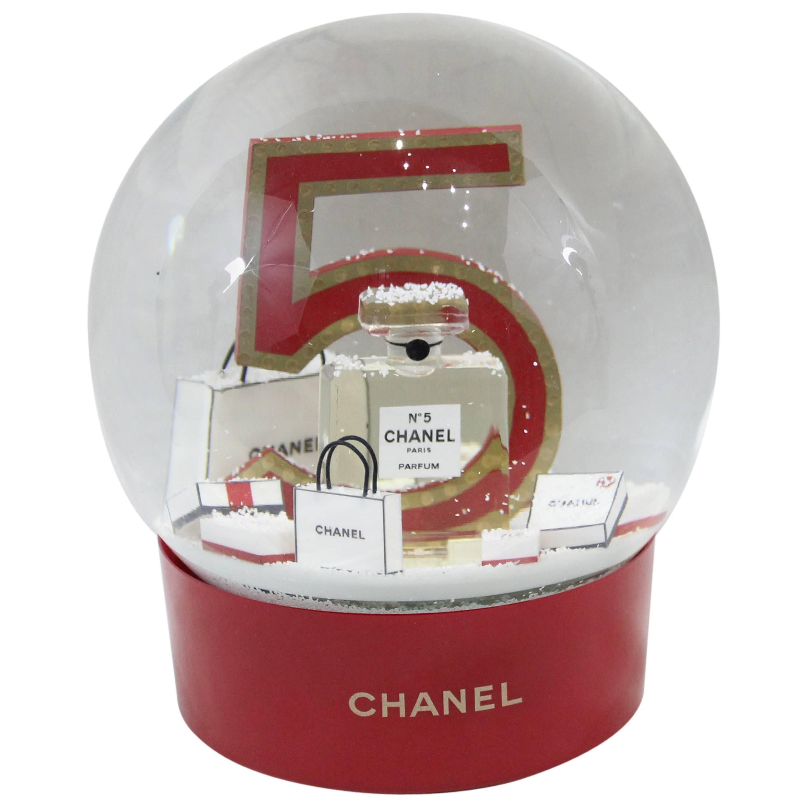 Chanel Christmas Snowballl Dome from Chanel N°5. 